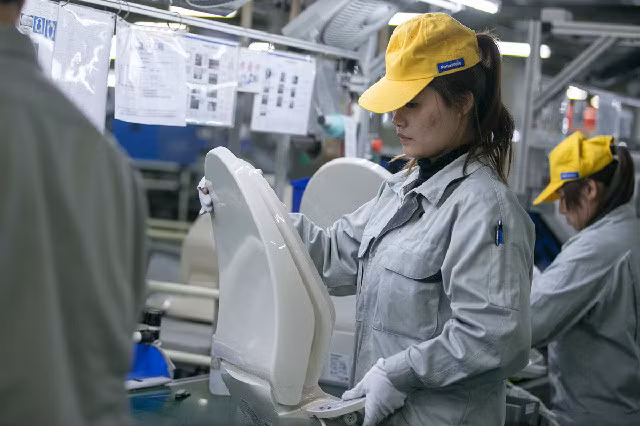 Gần đây, truyền thông Trung Quốc đã đăng tải những hình ảnh bên trong nhà máy sản xuất toilet ở Hàng Châu nhằm nhắc nhở người dân Trung Quốc có xu hướng du lịch sang Nhật để mua các thiết bị bồn cầu.