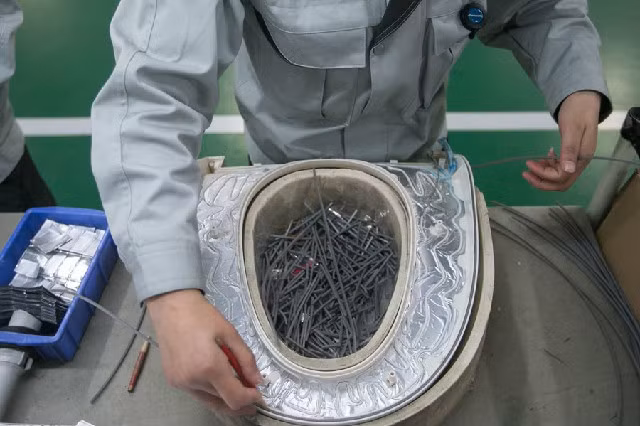 Một công nhân đang lắp ráp chiếc bệ ngồi bồn cầu.