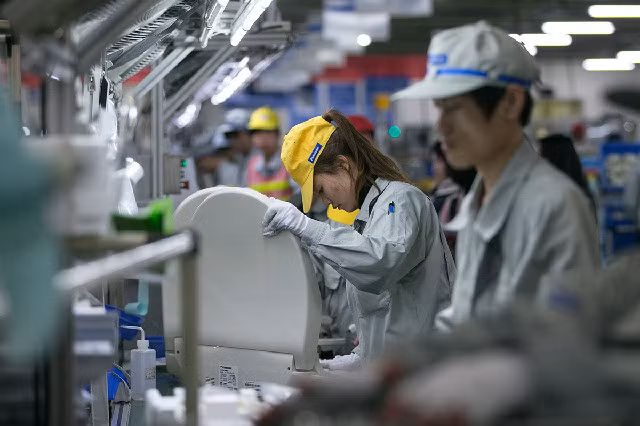 Hình ảnh bên trong nhà máy sản xuất toilet của hãng Panasonic ở Hàng Châu, Trung Quốc.