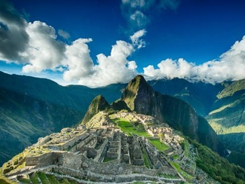 Du ngoạn trên con đường Inca Trail, Machu Picchu: Để đến thành cổ Machu Picchu, Peru, bạn phải chinh phục được con đường Inca Trail với hàng trăm bậc đá rất cao. Hành trình này mất nhiều thời gian những sẽ mang lại cho bạn trải nghiệm tuyệt vời khi được chiêm ngưỡng vẻ đẹp tuyệt vời của Machu Picchu.