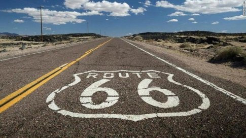 Rong ruổi trên cao tốc Route 66, Mỹ: Route 66 được mệnh danh là đường cao tốc nổi tiếng nhất thế giới, dài 3.945 km, chạy qua 8 bang lớn gồm Illinois, Missouri, Kansas, Oklahoma, Texas, New Mexico, Arizona, và California.
