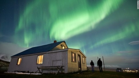 Chuyến du lịch thú vị đi ngắm bắc cực quang: Hiện tượng này thường xuất hiện trong những tháng mùa đông ở các nước như Canada, Phần Lan, Alaska, Na Uy, Thụy Điển, Ai len. Bắc cực quang xảy ra do các phân tử năng lượng cao từ các cơn gió Mặt trời tương tác với từ trường Trái Đất, tạo nên những dải ánh sáng rực rỡ, huyền ảo.