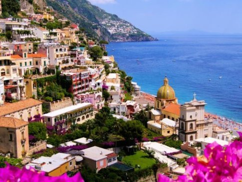 Du lịch đến bãi biển Amalfi, Ý: Amalfi thu hút du khách bởi những thị trấn, làng mạc xinh đẹp, những bãi biển đẹp nhất nước Ý với bãi cát vàng thoai thoải, nước biển xanh lấp lánh. Hơn nữa, bạn còn được ở trong những khách sạn lãng mạn đầy chất thơ, thưởng thức Pizza và mỳ Ý ngon tuyệt.