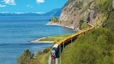 Đi trên tuyến đường sắt Trans-Siberian, Nga: Trans-Siberian là tuyến đường sắt dài nhất thế giới chạy từ Moscow đến Vladivostok. Tàu du lịch sạch sẽ, tầm view đẹp, tiện nghi như các khách sạn để du khách tha hồ ngắm khung cảnh tuyệt đẹp của nước Nga.