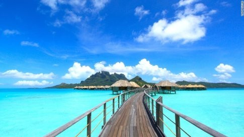 Ngủ trong những bungalow (nhà gỗ một tầng) trên biển: Không còn gì tuyệt vời bằng được tận hưởng kỳ nghỉ thoải mái trong những ngôi nhà gỗ nằm trên mặt biển xanh ngọc, lộng gió, không khí trong lành ở thiên đường nghỉ dưỡng như đảo Bora Bora ở Tahiti hay quần đảo Maldives.