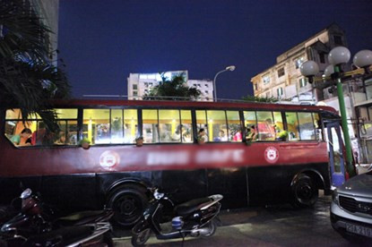 Ảnh độc quán cà phê trên xe buýt dị nhất Hà Nội Anh doc quan ca phe tren xe buyt di nhat Ha Noi