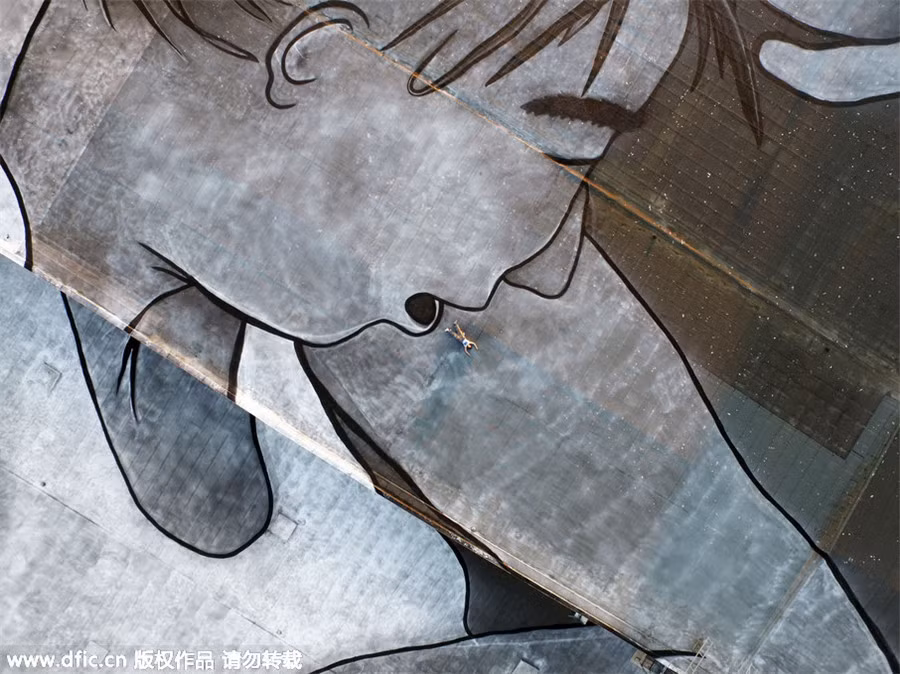 Trong số loạt tranh vẽ "khủng" trên nóc có một bức lớn nhất thế giới có tên là "Lilith và Olaf" nằm trên một mái nhà khổng lồ tại thành phố Stavanger, Na Uy. Với diện tích khoảng 21.000 m2, đây có thể là bức tranh đường phố lớn nhất thế giới.