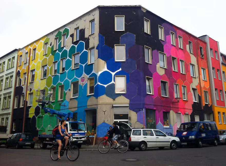 Từ những bức tường đơn điệu, tòa nhà trở nên hấp dẫn, sinh động nhờ những họa tiết màu mè.