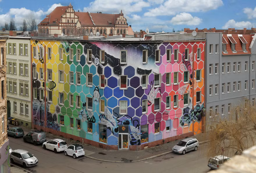 Nhìn toàn cảnh, tòa nhà trông thật sự nổi bật giữa phố.