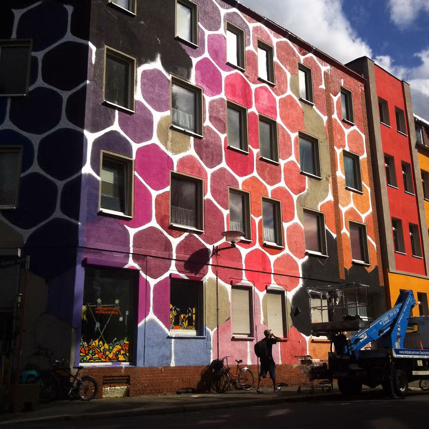 Mỗi màu sắc trên bề mặt tòa nhà tượng trưng cho tính cách của từng người dân cư.