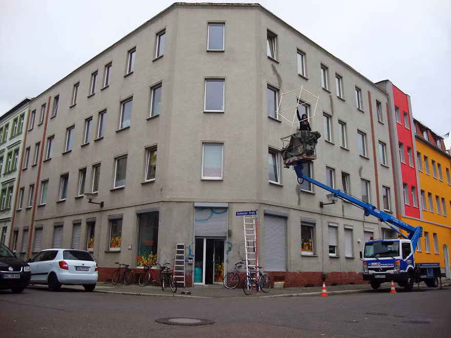 Người thực hiện dự án sơn vẽ chung cư này chính là nghệ sĩ Marina Zuni.