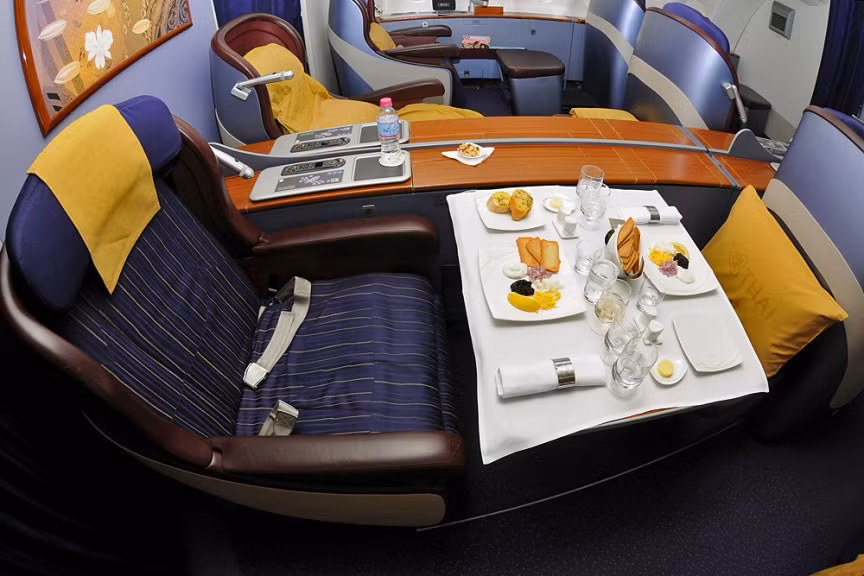 10. Khoang hạng nhất của Thai Airways: Thai Airways nổi tiếng là một trong những hãng hàng không mạnh của Đông Nam Á. Điểm nổi bật của hãng nằm ở khoang hạng nhất với giường xoay 180 độ, hệ thống nhà vệ sinh tiện nghi và các spa phục vụ suốt chuyến bay. Ngoài ra, hành khách cũng có thể đặt trước những món ăn được nấu bởi các đầu bếp danh tiếng Thái Lan.