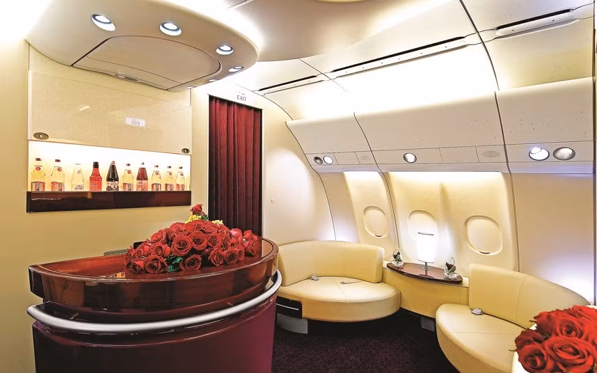 5. Qatar Airways: Hãng hàng không này được đánh giá dịch vụ 5 sao với với cabin riêng rộng rãi và sang trọng. Hành khách khoang hạng nhất của Qatar Airways có thể thư giãn trên một chiếc giường bằng phẳng, giải trí với màn hình lớn và thưởng thức bữa ăn đẳng cấp theo thực đơn của các đầu bếp danh tiếng như Nobu Matsuhisa, Tom Aikens.