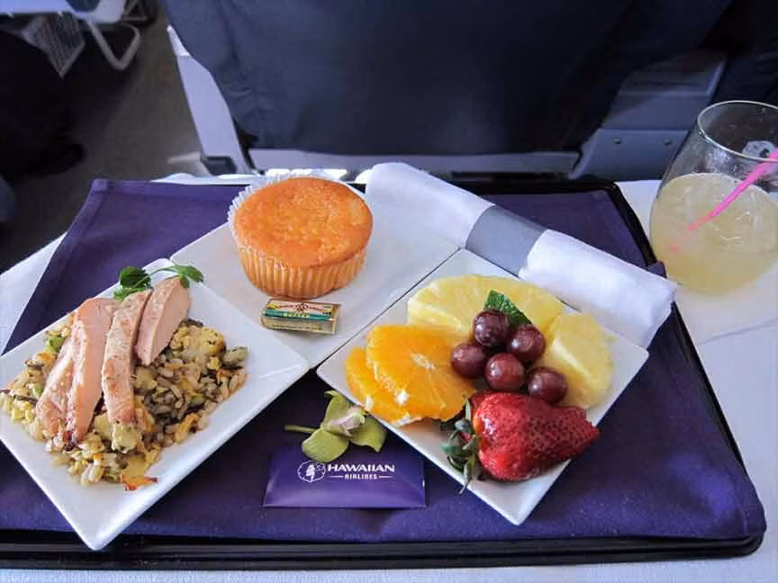 8. JetBlue Mint: Không giống như nhiều hãng hàng không khác trong danh sách này, JetBlue Mint là một hãng hàng không của Mỹ, vốn chỉ khai thác phân khúc khách hạng phổ thông nhưng gần đây đã giới thiệu khoang khách hạng nhất với giường nằm cao cấp trên các chuyến bay. Cabin hạng nhất của hãng cũng có ghế ngả thành giường, màn hình 15 inch với hơn 100 kênh giải trí.