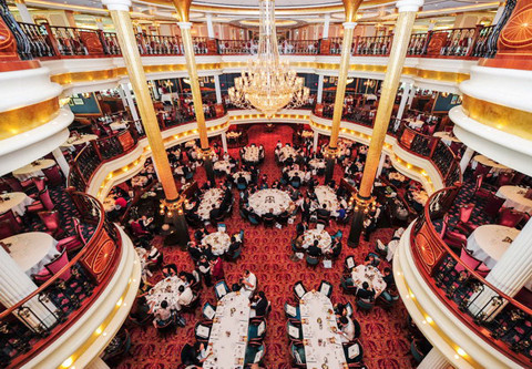 Các dịch vụ luôn được sẵn sàng 24/24 và đáp ứng kịp thời các nhu cầu cá nhân của du khách chẳng hạn như một bữa ăn sáng trên giường hay một món tráng miệng ngọt ngào. Hoặc du khách cũng có thể ăn uống tại nhà hàng sang trọng trên du thuyền.