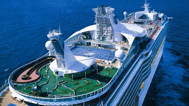 Du thuyền Voyager of the Seas là tàu lớn nhất châu Á, lớn thứ 3 thế giới với 15 tầng, 1.306 phòng, dài 311 mét, tổng trọng tải 138.000 tấn, tốc độ 24 hải lý/giờ.