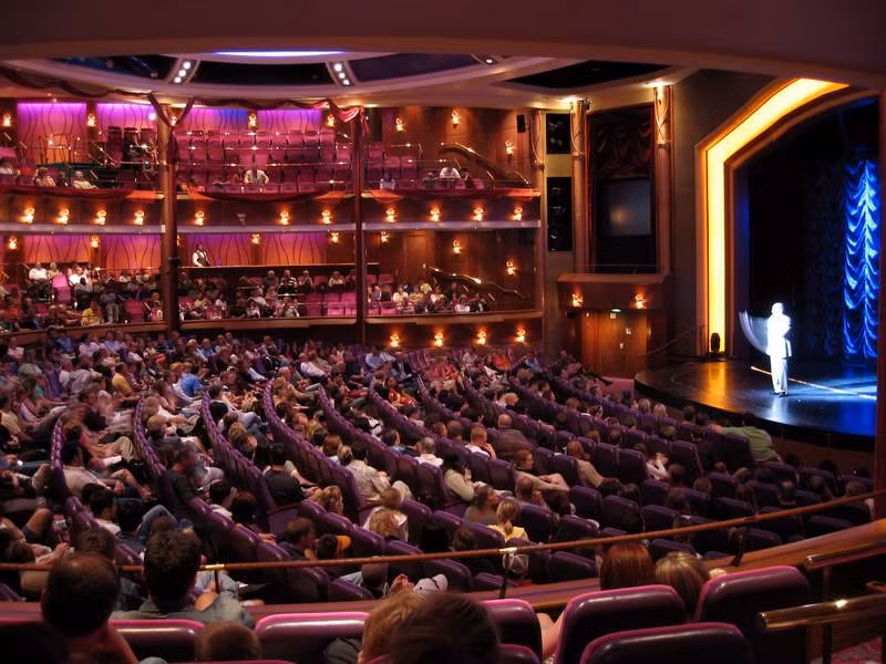 Du thuyền cung cấp đa dạng các loại hình dịch vụ thú vị trên tàu. Bạn có quyền lựa chọn bất kỳ hình thức vui chơi giải trí, nghỉ dưỡng nào mà bạn thích. Trong hình là một nhà hát hoàng tráng với các màn biểu diễn lôi cuốn trên du thuyền.