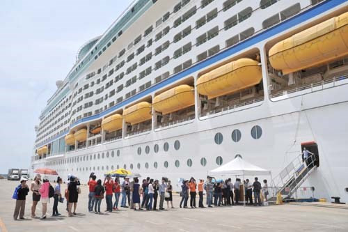 Phần lớn hành khách được Công ty Saigontourist đưa đi tham quan các di tích, danh thắng ở Huế, Đà Nẵng, Hội An và thưởng thức các dịch vụ ẩm thực, mua sắm...