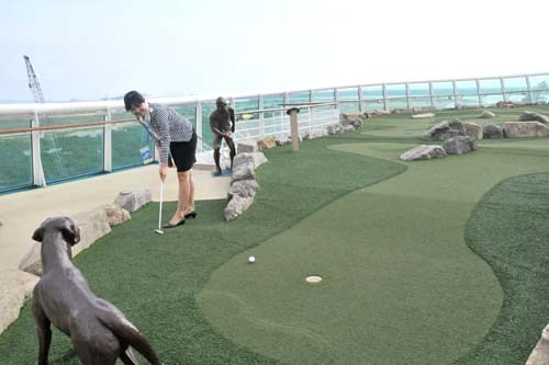 Thậm chí, có cả một sân golf mini trên boong tàu để du khách giải trí.