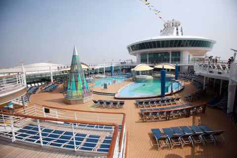 Trên boong tàu còn có tới 3 bể bơi để du khách thư giãn ngâm mình trong nước.