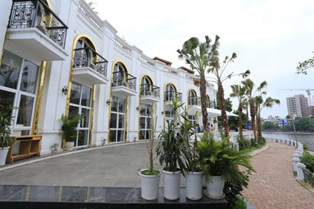 Chiem dat vang cong vien Ha Noi, nha hang bi 