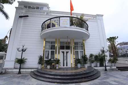 Chiem dat vang cong vien Ha Noi, nha hang bi 