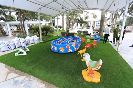 Chiem dat vang cong vien Ha Noi, nha hang bi 