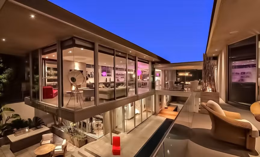 8. Dinh thự của Avicii. DJ kiêm nhà sản xuất âm nhạc nổi tiếng Avicii, tên thật là Tim Bergling sở hữu một dinh thự tọa lạc tại Hollywood Hills (Los Angeles). Được thiết kế bởi công ty McLean, căn biệt thự được trang bị tất cả các công nghệ mới nhất. Biệt thự này có 6 phòng ngủ, 7 phòng tắm và các không gian giải trí khác như hồ bơi, rạp chiếu phim, hầm rượu...