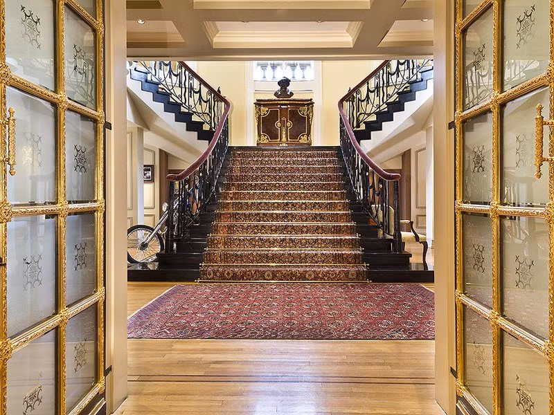 Tuy nhiên, sau hơn 1 năm ế ẩm không tìm được khách mua, căn hộ này được giảm giá xuống một nửa còn 63 triệu USD (khoảng 1,34 nghìn tỷ đồng). Thế nhưng, cái giá này cũng không phải con số nhỏ đối với giới đại gia.