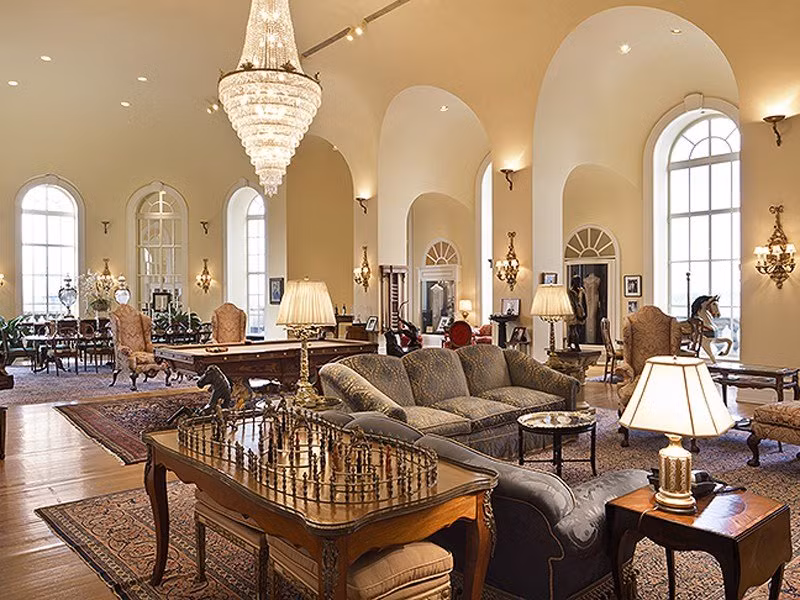 Đây là căn hộ penhouse từng thuộc về nhà đầu tư quá cố Martin Zweig. Ông Zweig từng rao bán căn hộ với giá 70 triệu USD vào năm 2007 nhưng sau đó quyết định không bán nữa. Nhà đầu tư này đã qua đời vào tháng 2/2014.