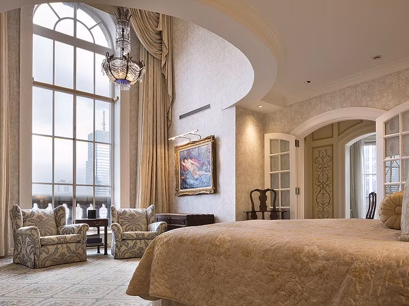 Căn hộ bao gồm 3 tầng liền nhau, gồm 16 phòng và trước đây là phòng hội nghị của khách sạn Pierre.