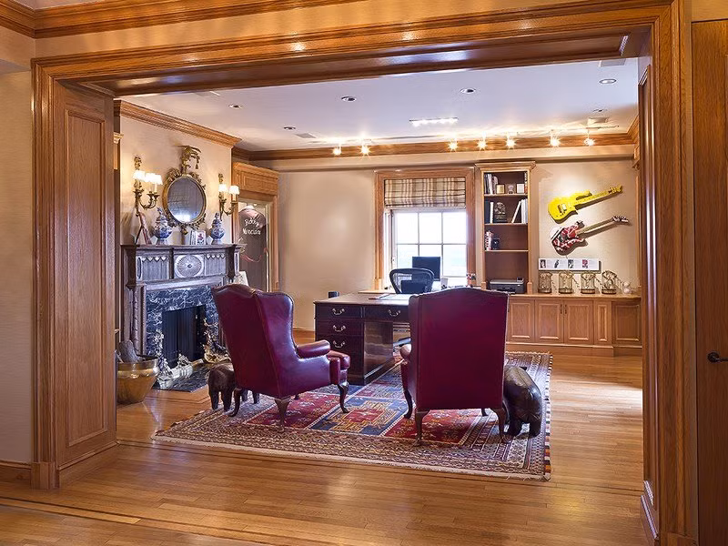 Khách sạn Pierre, nơi căn hộ tọa lạc, được coi là một trong những bất động sản nổi tiếng nhất của thành phố New York.