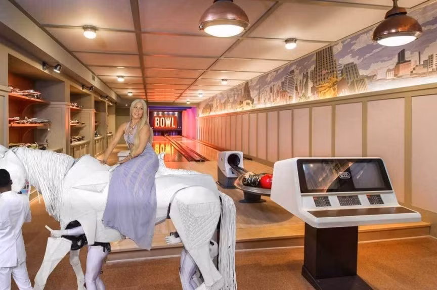 Nữ ca sĩ Lady Gaga tỏ ra rất chịu chơi khi chi ra khoảng 2 triệu USD để xây dựng một sàn bowling trong căn biệt thự trị giá 23 triệu USD tại Malibu để luyện tập kỹ năng chơi bowling.