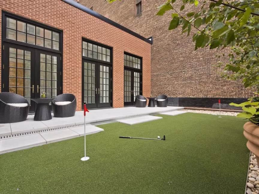 Ngôi sao ca nhạc Jenifer Lopez đã xây dựng cả một sân golf ở trên nóc căn penthouse trị giá 22 triệu USD ở Manhattan, Mỹ.