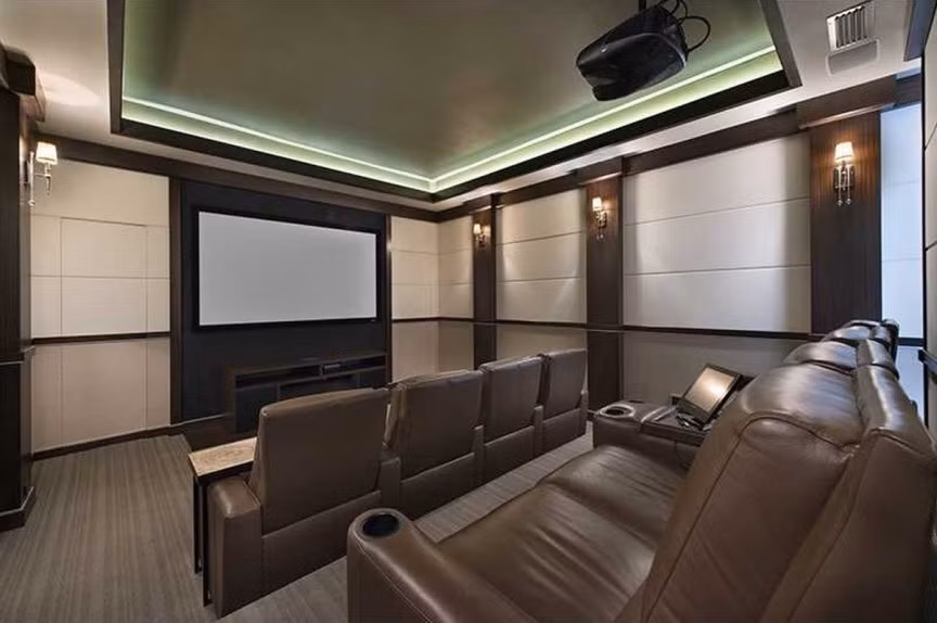 Ngôi sao Lebron James rất mê phim ảnh nên anh đầu tư một khoản tiền không nhỏ để xây dựng rạp chiếu phim tại gia sang trọng bậc nhất nước Mỹ. James thường cùng với những người bạn bè và người thân ngôi xem phim thư giãn tại đây.