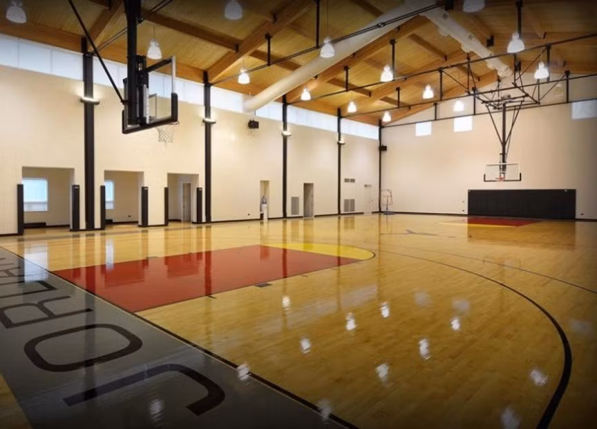 Michael Jordan sở hữu biệt thự đắt giá nhất bang Illinois, Mỹ và ông được cho là đã sử dụng hàng chục triệu USD để xây dựng một sân bóng rổ trong nhà dành cho niềm đam mê lớn nhất của mình