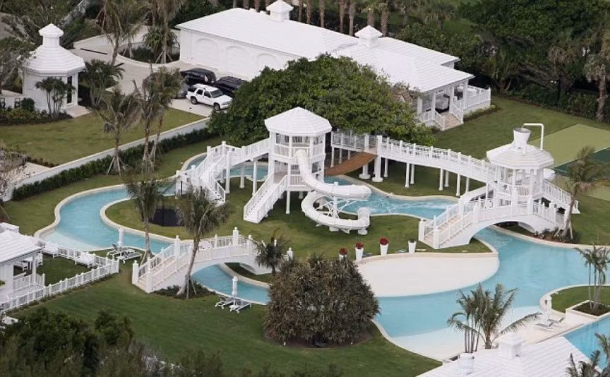 Nữ danh ca Celine Dion rất chịu chơi khi xây cả một công viên nước trong khuôn viên biệt thự triệu đô của cô tại đảo Jupiter, Florida (Mỹ). Khi chán chơi máng trượt nước, các con của nữ ca sĩ Celine Dion có thể vui đùa ở 3 hồ bơi tách biệt khác.