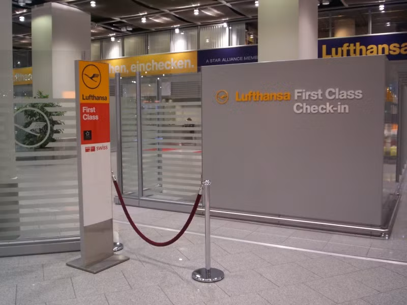 Quầy check-in riêng dành cho khách hạng nhất của Lufthansa.