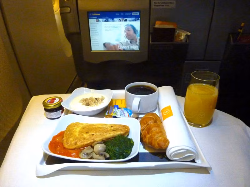 Trong khi tất cả hành khách hạng thương gia trên chuyến bay đường dài đều được phục vụ dịch vụ đầy đủ thì trên tất cả các chuyến bay chặng ngắn, dịch vụ giải trí không được phục vụ. Trong ảnh là một bữa ăn tiêu biểu của khách hạng thương gia hãng Lufthansa.