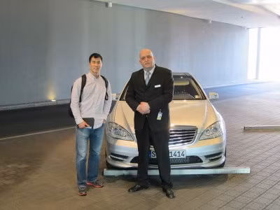 Hàng khách khoang hạng nhất sẽ được tận hưởng mọi dịch vụ đẳng cấp như hạng thương gia. Đặc biệt khi đến giờ ra máy bay, Lufthansa có sẵn siêu xe như Mercedes dòng S hay Porche, dành riêng chở các khách hàng thượng lưu từ phòng chờ thương gia ra sân bay.