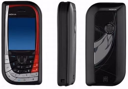 Nokia 7610: Chiếc điện thoại chạy hệ điều hành Symbian của Nokia với thiết kế độc đáo bo tròn 2 góc đối xứng và được người dùng Việt Nam lúc đó đặt cho cái tên độc đáo là “chiếc lá”. 7610 là đối tượng săn lùng của nhiều người thích Nokia. Thậm chí, nó còn là biểu tượng của sự “sành điệu” vào năm mà nó ra mắt (năm 2004).