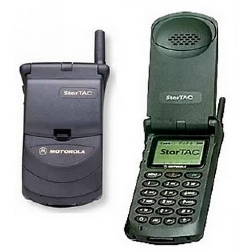 Motorola StarTAC: Đây là một trong những điện thoại di động đầu tiên được bán tại Việt Nam vào năm 1996 và cũng là model mỏng nhẹ nhất và là điện thoại nắp gập đầu tiên trên thế giới. Theo công bố của Motorola, họ đã bán được 60 triệu chiếc StarTAC và đây chính là một trong những sản phẩm thành công nhất trong lịch sử của thương hiệu này.