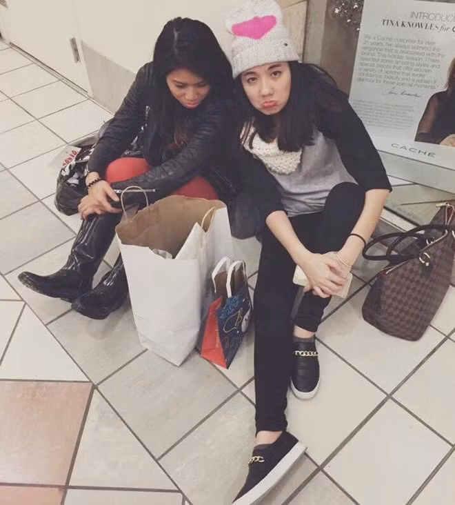 Không khó để tìm thấy những món đồ đắt tiền trong đời sống của Mie, ví dụ túi của Louis Vuitton, Chanel...