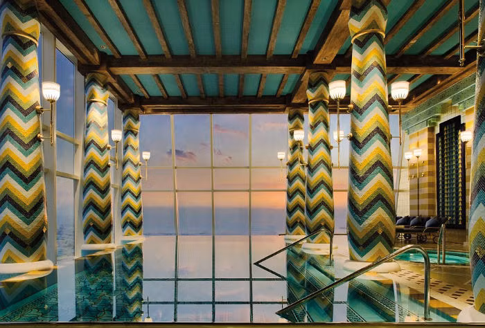 Có bảy chuyên gia, đứng đầu là nhà sinh học biển British Warren Baverstock chuyên chăm sóc 3 hồ cá cảnh với hơn 50 loại cá.