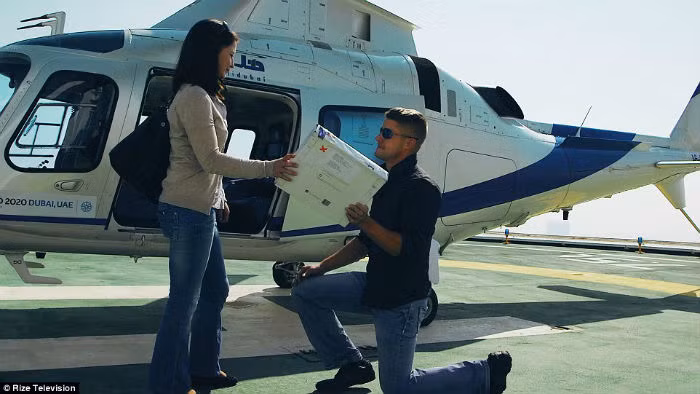 Khách sạn có 1.500 nhân viên với 200 đầu bếp, 70 nhân viên đón tiếp khách tại sảnh. Những nam, nữ nhân viên này được chọn lựa kỹ về ngoại hình.