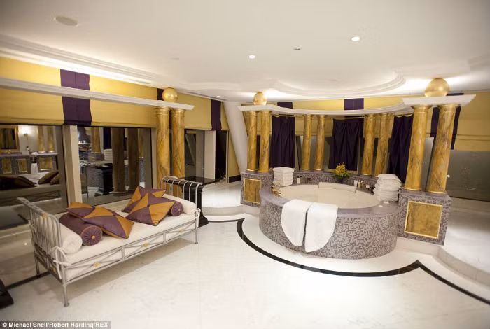 Có 10 xe Rolls-Royces chở hành khách ra sân bay Dubai. Nếu ai có nhiều tiền hơn có thể chi tiền thuê trực thăng đi từ khách sạn ra sân bay.