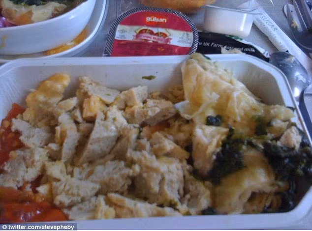 Hành khách Steve Pheby đăng tải bức ảnh kèm lời chú thích: “Là khách hàng quen thuộc của hãng British Airways (Anh), tôi phải nói đây là suất ăn máy bay kinh khủng nhất”.