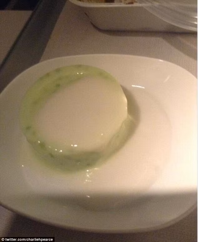 @CharlieHPearce không tin nổi vào mắt mình khi chiếc bánh pudding màu xanh xuất hiện trên khay đồ ăn của mình.