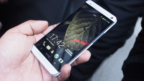 HTC One M7 có kích thước màn hình 4.7 inch, độ phân giải full HD 1080p, 468 ppi. Giá tham khảo: 8,9 triệu đồng.