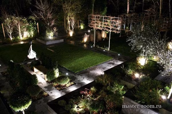 Các đèn trong vườn nên được sắp xếp một cách hài hòa để thắp sáng khắp khu vườn.